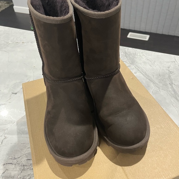 UGG Classic Short II Women’s Brown Boot - Size 9 - Picture 2 of 8